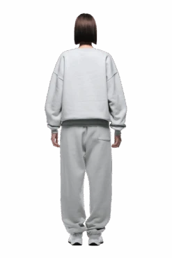 CREWNECK SMOKE GREY(Crewneck Smoke Grey) -6PM Store 2500x1337 6pm 0048 241004 6PM Ecom Look 30 1779 min