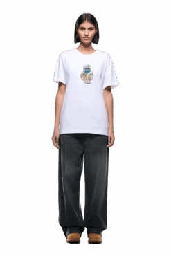 MONEY GUY TEE WHITE(Money Guy Tee White) -6PM Store 2500x1337 6pm 0168 241004 6PM Ecom Look 10 0733 min