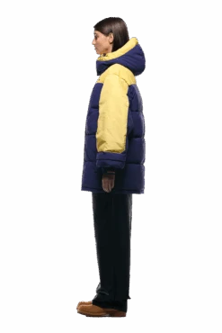 COACH PUFFER COAT BLUE(Coach Puffer Coat Blue) -6PM Store 2500x1337 6pm 0188 241004 6PM Ecom Look 06 0634 min