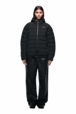 LIGHT PUFFER JACKET BLACK(Light Puffer Jacket Black) -6PM Store 2500x1337 6pm 0213 241004 6PM Ecom Look 03 0510 min