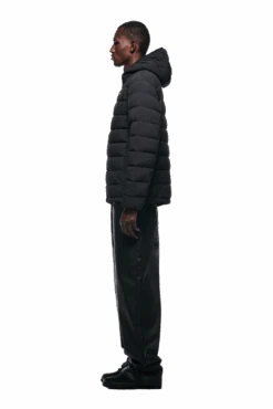 LIGHT PUFFER JACKET BLACK(Light Puffer Jacket Black) -6PM Store 2500x1337 6pm 0215 241004 6PM Ecom Look 03 0264 min