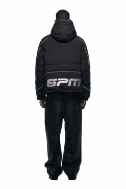 HALF ZIP PULLOVER PUFFER JACKET BLACK(Half Zip Pullover Puffer Jacket Black) -6PM Store 2500x1337 6pm 0220 241004 6PM Ecom Look 02 0249 min