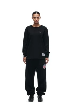 SHIELD LOGO LONGSLEEVE(Shield Logo Longsleeve) -6PM Store 2673x4009px 6pm NFL ECOM 0012 20231024 6PM NFL ECOM LOOK 21 1061