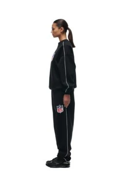 SHIELD LOGO CREWNECK BLACK(Shield Logo Crewneck Black) 12 SHIELD LOGO CREWNECK BLACK(Shield Logo Crewneck Black) -6PM Store 2673x4009px 6pm NFL ECOM 0056 20231024 6PM NFL ECOM LOOK 13 786