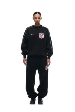 SHIELD LOGO CREWNECK BLACK(Shield Logo Crewneck Black) 11 SHIELD LOGO CREWNECK BLACK(Shield Logo Crewneck Black) -6PM Store 2673x4009px 6pm NFL ECOM 0057 20231024 6PM NFL ECOM LOOK 13 779