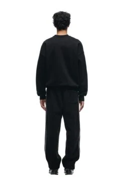 SHIELD LOGO CREWNECK BLACK(Shield Logo Crewneck Black) 10 SHIELD LOGO CREWNECK BLACK(Shield Logo Crewneck Black) -6PM Store 2673x4009px 6pm NFL ECOM 0058 20231024 6PM NFL ECOM LOOK 13 728