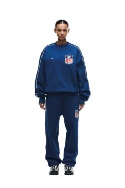 SHIELD LOGO CREWNECK BLUE(Shield Logo Crewneck Blue) -6PM Store 2673x4009px 6pm NFL ECOM 0091 20231024 6PM NFL ECOM LOOK 05 298