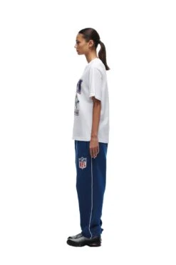 NFL VS 6PM T-SHIRT WHITE(Nfl Vs 6pm T Shirt White) 12 NFL VS 6PM T-SHIRT WHITE(Nfl Vs 6pm T Shirt White) -6PM Store 2673x4009px 6pm NFL ECOM 0105 20231024 6PM NFL ECOM LOOK 07 418