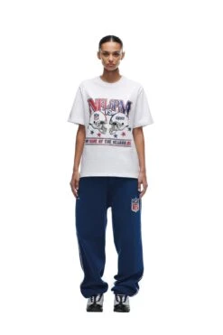 NFL VS 6PM T-SHIRT WHITE(Nfl Vs 6pm T Shirt White) 11 NFL VS 6PM T-SHIRT WHITE(Nfl Vs 6pm T Shirt White) -6PM Store 2673x4009px 6pm NFL ECOM 0106 20231024 6PM NFL ECOM LOOK 07 413