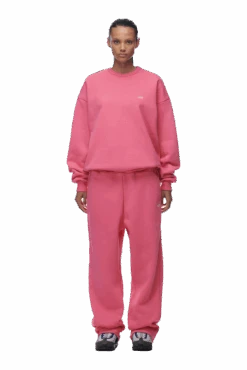 CREWNECK HOT PINK(Crewneck Hot Pink) -6PM Store 2673x4009px 0095 6PM ECOM Look 56 0935 min